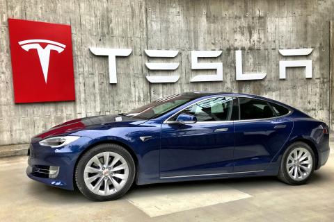 TESLA tesla-fans-schweiz-2swaWy4Xhb0-unsplash UNSPLASH JUNE 17 2024